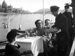 Hungary, Budapest V., a felvétel egy dunai sétahajó fedélzetén készült, háttérben a Parlament és a Kossuth híd., 1955, Fortepan/Album083, Kossuth-bridge, Budapest ship, hospitality, waiter, tourist, coffee, refreshments, Budapest, Fortepan #229759