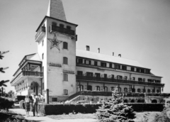 Magyarország, Budapest XII., Rege utca, Vörös Csillag (egykor Golf, később Panoráma) szálloda., 1955, Fortepan/Album083, vörös csillag, szálloda, vendéglátás, torony, sövény, Budapest, Fortepan #229785