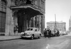 Magyarország, Budapest V., Apáczai Csere János utca, a felvétel 4. szám altti Duna Szálló előtt készült, szemben a Vigadó tér mellett Thonet-udvar látható., 1955, Fortepan/Album083, rendszám, amerikai gyártmány, Budapest, Fortepan #229791