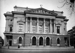 Magyarország, Budapest VIII., Blaha Lujza tér, Nemzeti Színház., 1952, Fortepan/Album083, épület, épületdísz, színház, dombormű, neoklasszicizmus, Budapest, Fortepan #229825