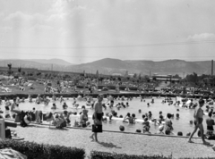 Magyarország, Budapest XIII., Dagály (Szabadság) fürdő, háttérben az Árpád híd., 1952, Fortepan/Album083, strand, Budapest, Fortepan #229830