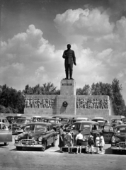 Hungary, Budapest XIV., Ötvenhatosok tere (Sztálin tér), a Sztálin szobor Mikus Sándor szobrászművész alkotása., 1954, Fortepan/Album083, Best of, Budapest, sculpture, Joseph Stalin portrayal, relief, automobile, car park, Fortepan #229839