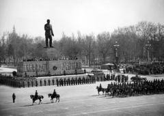 Magyarország, Budapest XIV., Ötvenhatosok tere (Sztálin tér), a Magyar Néphadsereg alakulatai díszszemlét tartanak 1953. április 4-én, balra a Sztálin szobor., 1953, Fortepan/Album083, Budapest, szobor, Sztálin ábrázolás, dombormű, díszszemle, automobil, huszár, tévékamera, tribün, lovasság, Fortepan #229841