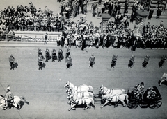 Magyarország, Budapest VI., Andrássy út a Bajcsy-Zsilinszky (Vilmos császár) útnál. A felvétel III. Viktor Emánuel olasz király budapesti látogatása alkalmával, 1937. május 20-án készült. A hintóban II. Viktor Emánuel olasz király és Horthy Miklós kormányzó ül., 1937, Szávoszt-Vass Dániel, hintó, Budapest, Fortepan #229850