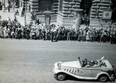 Magyarország, Budapest VI., Andrássy út a Bajcsy-Zsilinszky (Vilmos császár) útnál. A felvétel III. Viktor Emánuel olasz király budapesti látogatása alkalmával, 1937. május 20-án készült., 1937, Szávoszt-Vass Dániel, bámészkodás, közönség, plakát, automobil, hirdetőoszlop, kabrió, Budapest, Fortepan #229851