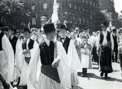 Hungary, Budapest VII., Rákóczi út, háttérben a Múzeum körút és a Kossuth Lajos utca sarkán az Astoria szálló., 1938, Szávoszt-Vass Dániel, folk costume, march, Budapest, bouquet, Fortepan #229852