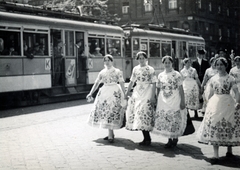 Hungary, Budapest VII., Rákóczi út, háttérben a Múzeum körút és a Kossuth Lajos utca sarkán az Astoria szálló., 1938, Szávoszt-Vass Dániel, tram, folk costume, Kalocsa folk costume, Budapest, Fortepan #229854