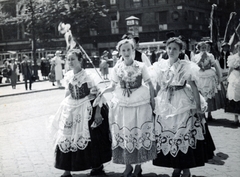 Hungary, Budapest VII., Rákóczi út, háttérben a Múzeum körút és a Kossuth Lajos utca sarkán az Astoria szálló., 1938, Szávoszt-Vass Dániel, folk costume, Budapest, Fortepan #229855