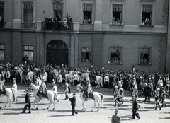 Hungary, Budapest I., Dísz tér, az augusztus 20-i Szent Jobb körmenet résztvevői a Batthyány-palota előtt., 1938, Szávoszt-Vass Dániel, Budapest, crown guards, Fortepan #229857