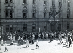 Hungary, Budapest I., Dísz tér, az augusztus 20-i Szent Jobb körmenet résztvevői a Külügyminisztérium épülete előtt., 1938, Szávoszt-Vass Dániel, Budapest, crown guards, Fortepan #229858