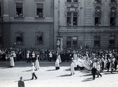 Hungary, Budapest I., Dísz tér, az augusztus 20-i Szent Jobb körmenet résztvevői a Szent Jobbal. Háttérben a Batthyány-palota és ettől jobbra a Külügyminisztérium épülete., 1938, Szávoszt-Vass Dániel, Budapest, Fortepan #229860