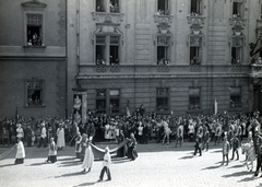 Hungary, Budapest I., Dísz tér, az augusztus 20-i Szent Jobb körmenet résztvevői a Batthyány-palota és az ettől jobbra lévő Külügyminisztérium épülete előtt., 1938, Szávoszt-Vass Dániel, Budapest, Fortepan #229861