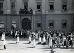 Hungary, Budapest I., Dísz tér, az augusztus 20-i Szent Jobb körmenet résztvevői a Szent Jobbal a Batthyány-palota előtt., 1938, Szávoszt-Vass Dániel, Budapest, Fortepan #229862