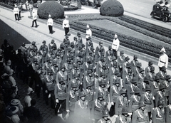 Hungary, Budapest I., Dísz tér, az augusztus 20-i Szent Jobb körmenet résztvevői a Honvéd-szobor közelében., 1938, Szávoszt-Vass Dániel, Budapest, cop, National Front-Line Fighters' Association, Fortepan #229863