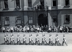 Hungary, Budapest I., Dísz tér, a Magyar Királyi Testőrség tagjai az augusztus 20-i Szent Jobb körmeneten a Batthyány-palota előtt., 1938, Szávoszt-Vass Dániel, Budapest, Fortepan #229866