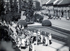 Hungary, Budapest I., Dísz tér, az augusztus 20-i Szent Jobb körmenet résztvevői a Szent Jobbal a Honvéd-szobornál., 1938, Szávoszt-Vass Dániel, Budapest, procession, cop, crown guards, Holy Right Hand, Fortepan #229867