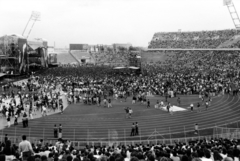 Magyarország, Népstadion, Budapest XIV., a felvétel a Genesis együttes koncertje napján, 1987. június 18-án, a koncertre várakozó közönségről készült., 1987, Szegő, tömeg, stadion, koncert, Budapest, Fortepan #229879