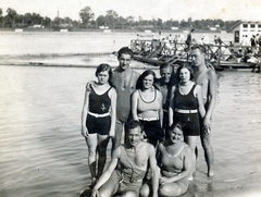 Magyarország, Budapest II., Duna strandfürdő az Újlaki rakparton a Sajka utcánál, szemben a Margit-sziget., 1936, Schaffer Anikó, csoportkép, fürdőruha, folyópart, fürdőtrikó, Budapest, Fortepan #229896