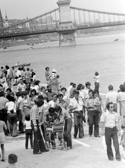 Magyarország, Budapest I., budai alsó rakpart a Széchenyi Lánchíddal, augusztus 20-i víziparádé., 1977, Fortepan, híd, babakocsi, augusztus 20, Duna, trapéznadrág, Budapest, függőhíd, William Tierney Clark-terv, Fortepan #2300