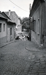 Hungary, Szentendre, a Görög utca a Duna korzó (Somogyi-Bacsó part) felé nézve., 1965, Kőszeghy Anna, pylon, window bars, cobblestones, Fortepan #230028