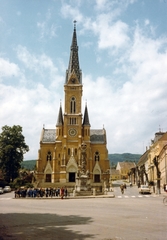 Magyarország, Kőszeg, Fő (Köztársaság) tér, a Jézus Szíve-templom és előtte a Szentháromság-szobor., 1974, Korner Veronika, színes, Fortepan #230063