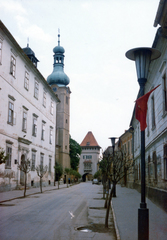 Magyarország, Kőszeg, Rajnis utca a Jurisics tér felé nézve. Szemben a Szent Imre templom tornya és a Hősök kapuja., 1974, Korner Veronika, színes, Fortepan #230065