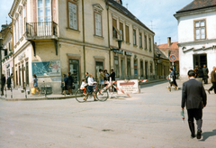 Magyarország, Kőszeg, Fő (Köztársaság) tér, szemben a Városház utca., 1974, Korner Veronika, kerékpár, színes, Fortepan #230069