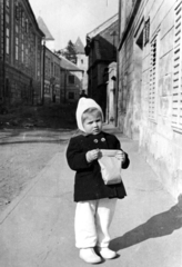 Hungary, Kőszeg, Chernel utca, háttérben a Jurisics-vár., 1960, Korner Veronika, hold in arms, coat, girl, cap, pavement, Fortepan #230086