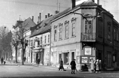 Magyarország, Kőszeg, Fő (Köztársaság) tér, balra a Várkör 69-es számú Lauringer-házon az egykori Heidenreich lakatosműhely cégére látható. Jobbra a Városház utca., 1955, Korner Veronika, sarokerkély, sarokház, Fortepan #230094