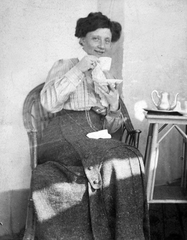 1910, Fortepan, wicker chair, smile, woman, cup, necklace, lady, skirt, blouse, coffee, Fortepan #23025