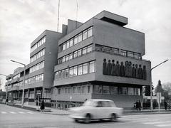 Magyarország, Szarvas, Bethlen Gábor utca - Szabadság út sarok, Tanácsháza. A homlokzaton Kiss Sándor szobrászművész, 1973-ban készült, Fa dombormű című kompozíciója., 1978, Székely Iván, Trabant 601, Fortepan #230375