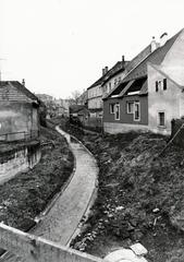 Hungary, Sopron, az Ikva patak a Festő köznél lévő hídról nézve, jobbra a Várkerület (Lenin körút) 9. és 11. számú ház hátsó homlokzata, 1977, Székely Iván, Fortepan #230382