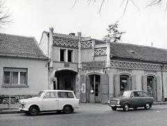 Magyarország, Sümeg, Kossuth Lajos utca 24., Darnay Kálmán szülőháza., 1976, Székely Iván, Fiat 850, Trabant 601 Universal, Fortepan #230400