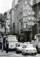 Hungary, Budapest VII., Dohány utca az Erzsébet (Lenin) körút felől nézve. Az Osvát utca sarkán a Kulacs vendéglő., 1977, Székely Iván, number plate, Budapest, Fortepan #230414