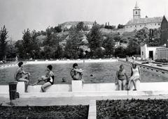 Hungary, Siklós, Strandfürdő, háttérben fenn a vár, jobbra a Szentháromság-templom látszik., 1971, Székely Iván, Fortepan #230421