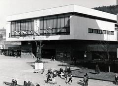 Hungary, Salgótarján, Fő tér, Felszabadulási emlékmű (Somogyi József, 1967.), mögötte a József Attila Művelődési Ház., 1972, Székely Iván, Fortepan #230428