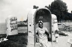 Magyarország,Balaton, Siófok, strand., 1941, Miklósy Judit, Dreher-márka, fonott áru, szélfogó fülke, Fortepan #230558