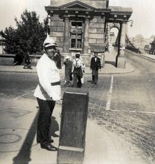 Magyarország, Budapest V.,Budapest I., Clark Ádám tér, szemben a Széchenyi Lánchíd vámháza., 1935, Németh Gabriella, Budapest, rendőr, Fortepan #230605