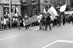 Magyarország, Sopron, Széchenyi tér, szemben a Móricz Zsigmond utca, jobbra a Mátyás király út torkolata., 1974, Varga Sándor-Szemere Katalin, felvonulás, Fortepan #230711