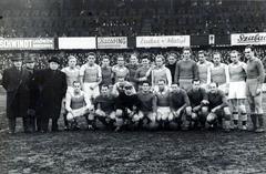 Magyarország, Budapest IX., Üllői út, FTC stadion. A felvétel a Vasas labdarugócsapatáról készült., 1946, Cserey Zoltán, stadion, reklám, futballcsapat, Budapest, Fortepan #230871