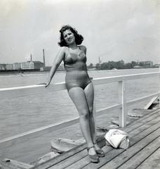 Hungary, Margit Islands, Budapest, a Palatinus strandfürdő dunai uszodája, a túlparton balra a Nagyszombat utca környéke., 1936, Cserey Zoltán, hairdo, bathing suit, railing, Fortepan #231022