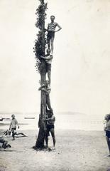 Hungary, Balatonszárszó, strand., 1930, Cserey Zoltán, Best of, human pyramid, feat, men, Fortepan #231097