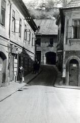 Magyarország, Eger, Dobó István tér, szemben a Dobó István utca 30-as számú ház kapuja látható., 1954, Gyárfás László, Fortepan #231247