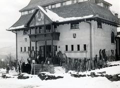 Hungary, Mátraháza, Pagoda Hotel., 1936, Bor Dezső, skis, Fortepan #231297