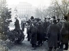 Hungary, Budapest VIII.,Budapest V., Múzeumkert, a Magyar Nemzeti Múzeum épülete előtt Arany János szobra (Stróbl Alajos, 1893.)., 1932, Bor Dezső, painter, curiosity, Budapest, Fortepan #231301