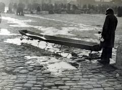 Hungary, Budapest IX., Haller utcai vásártér, országos vásár alkalmával készült a felvétel., 1932, Bor Dezső, well, water trough, Budapest, Fortepan #231304