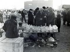 Magyarország, Budapest IX., Haller utcai vásártér, háttérben a Mester utca 67-es számú ház látható. Országos vásár alkalmával készült a felvétel., 1932, Bor Dezső, piac, láda, kancsó, üveg, Budapest, Fortepan #231305