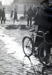 Hungary, Budapest IX., Haller utcai vásártér, országos vásár alkalmával készült a felvétel., 1932, Bor Dezső, bicycle, Budapest, Fortepan #231307