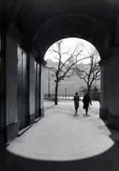 Magyarország, Budapest V., Széchenyi István (Ferenc József) tér, kilátás a Lloyd palota árkádja alól, a Duna túlpartján fenn a Királyi Palota (később Budavári Palota)., 1935, Bor Dezső, Best of, árnyék, átjáró, Budapest, Fortepan #231315