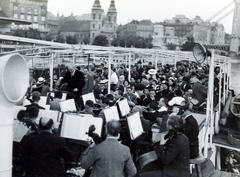 Hungary, Budapest V., hajókikötő a Petőfi térnél. A Székesfővárosi Zenekar hangversenye egy sétahajó fedélzetén, a karmester Bor Dezső. Háttérben a Belvárosi templom és az Erzsébet híd pesti hídfője., 1936, Bor Dezső, Danube, ship, Budapest, Fortepan #231335